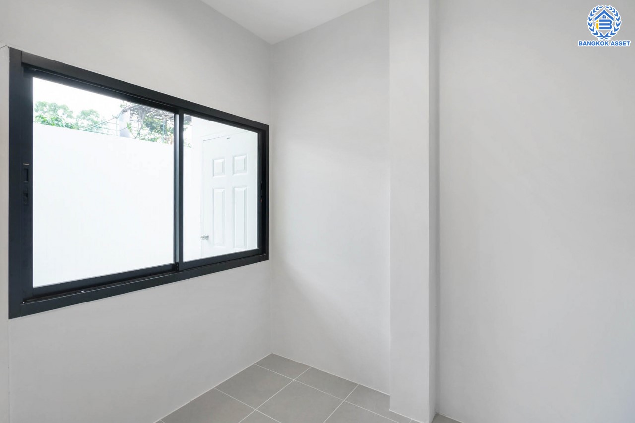 บ้านมือสองตกแต่งใหม่ ม.กฤษดานคร18 บรมราชชนนี เนื้อที่ 125 ตร.ว. บนพื้นที่ใช้สอยมากถึง 353 ตร.ม. อีกระดับของฟังก์ชัน 4 ห้องนอน 4 ห้องน้ำ 1 ห้องอเนกประสงค์ 1 ห้องแม่บ้าน จอดรถได้ 2 คัน บรรยากาศสุด Private บนทำเลศักยภาพเชื่อมต่อหลายเส้นทาง ใกล้เซ็นทรัลปิ่นเกล้า ม.มหิดล และทางด่วน "กาญจนาภิเษก"...